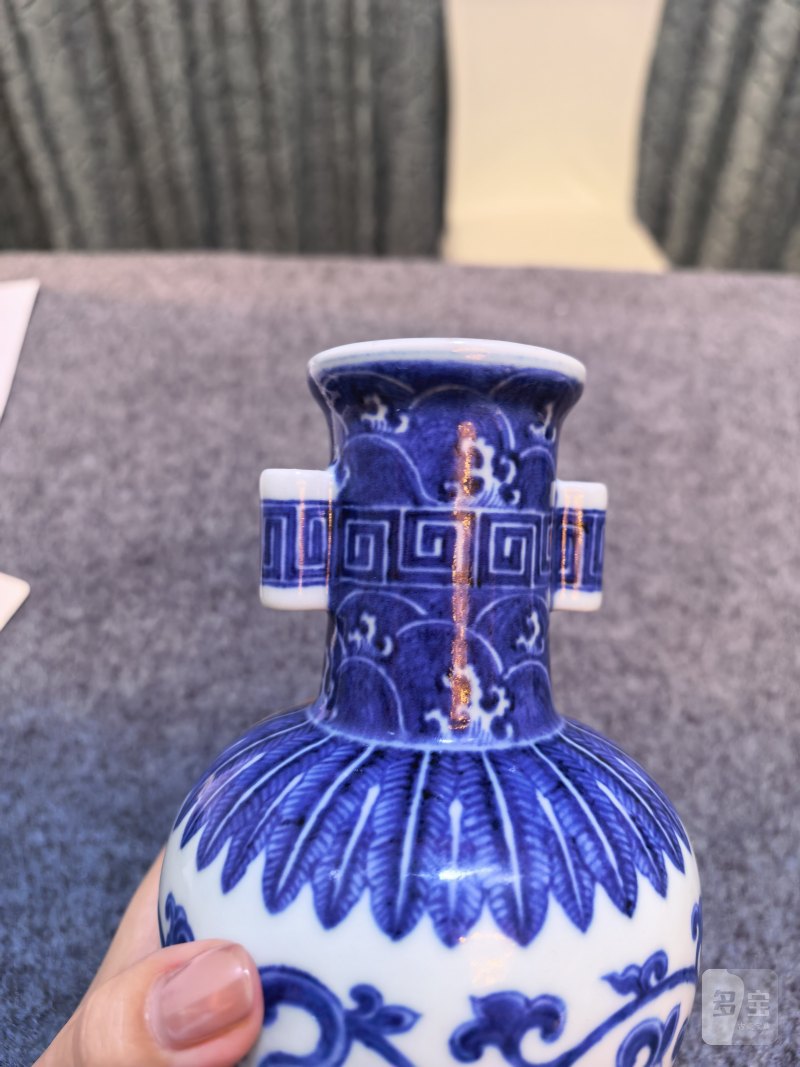 清乾隆 青花缠枝莲贯耳小瓶 - 图6